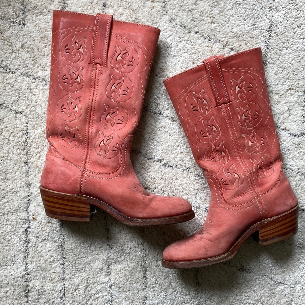 Frye Women’s cowgirl boots salmon pink size 6.5